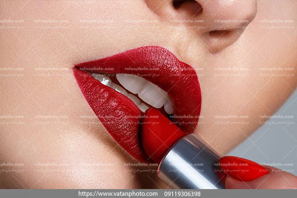 دانلود عکس رژ لب زدن برای زیبایی پرحجمی لب