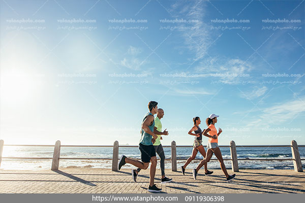 عکس دویدن در کنار ساحل