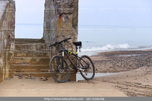 عکس دوچرخه در ساحل ابری