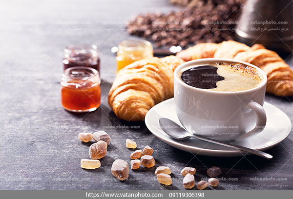 عکس میز صبحانه با قهوه و نان