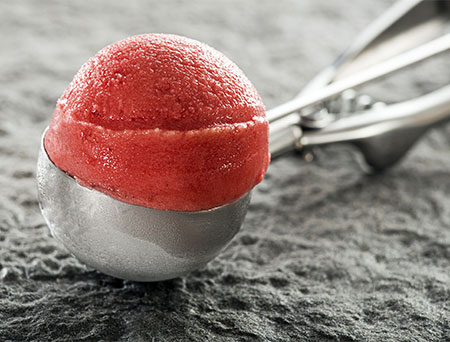 عکس استوک اسکوپ بستنی توت فرنگی